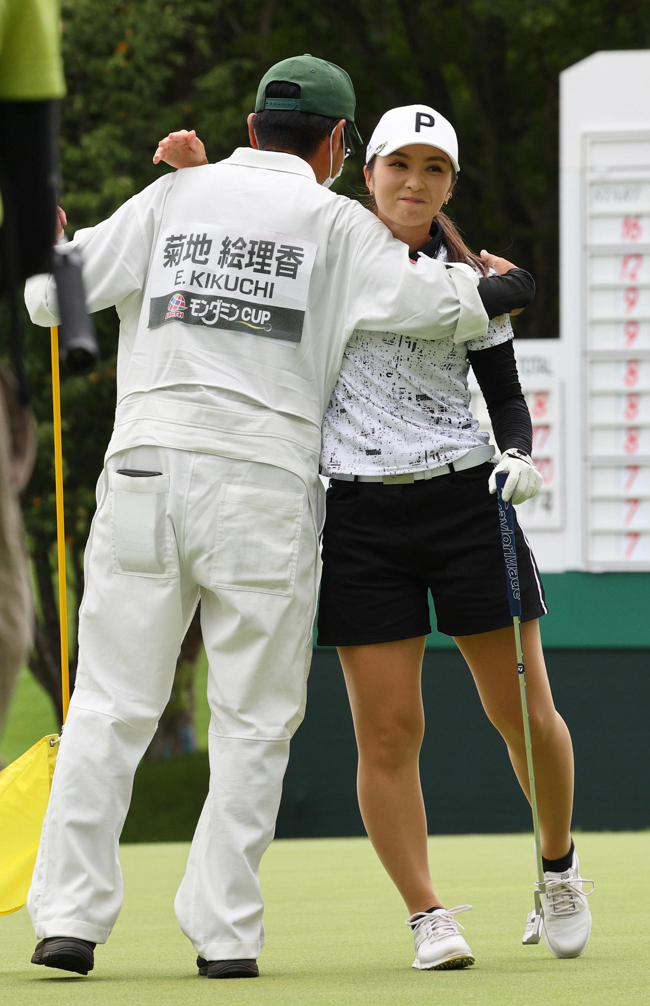 初日から単独首位を守り切る完全優勝を遂げ、キャディーと喜ぶ菊地（代表撮影）