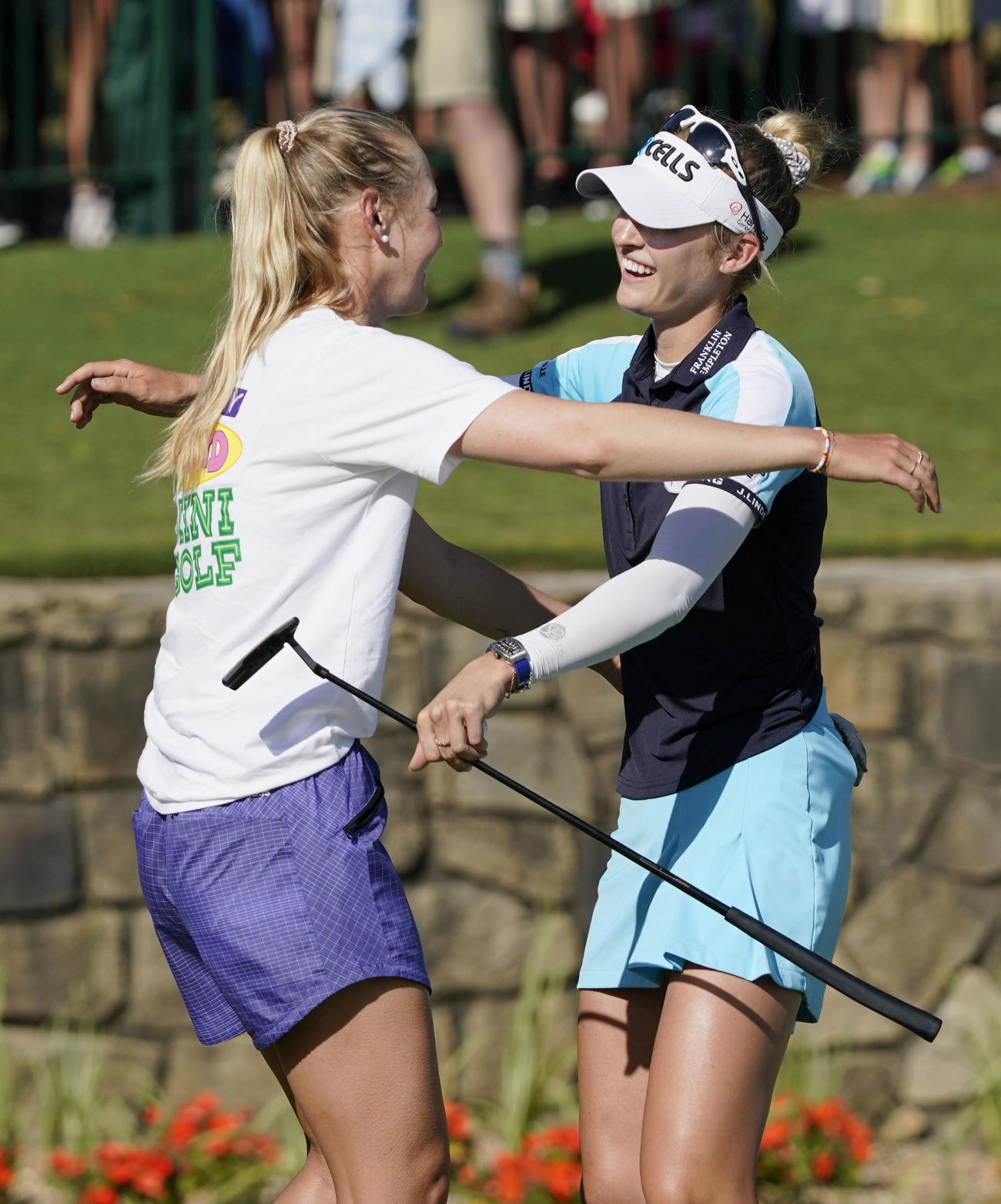 最終ラウンド、通算19アンダーでメジャー初優勝を果たし、姉ジェシカ（左）と喜ぶネリー・コルダ（共同）