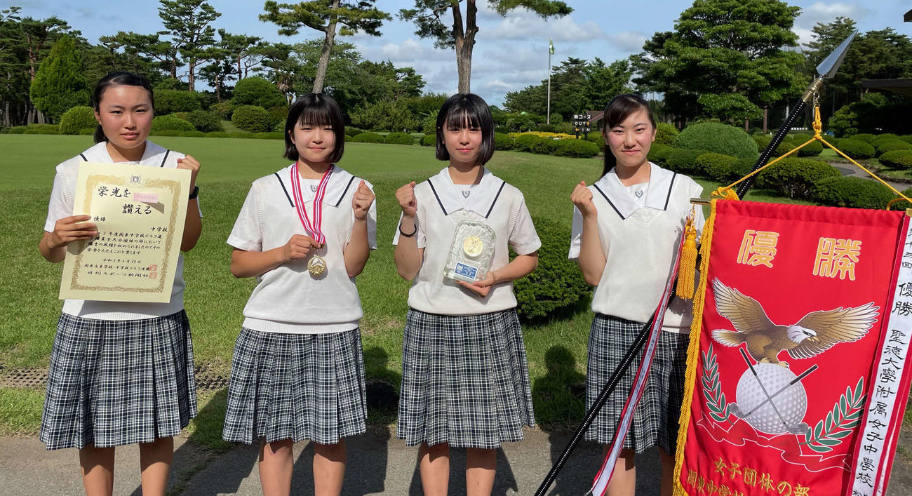 団体女子優勝の埼玉栄。（左から）歸山美音、篠田麗、池上愛菜、間中りょう（撮影・田村太祐）