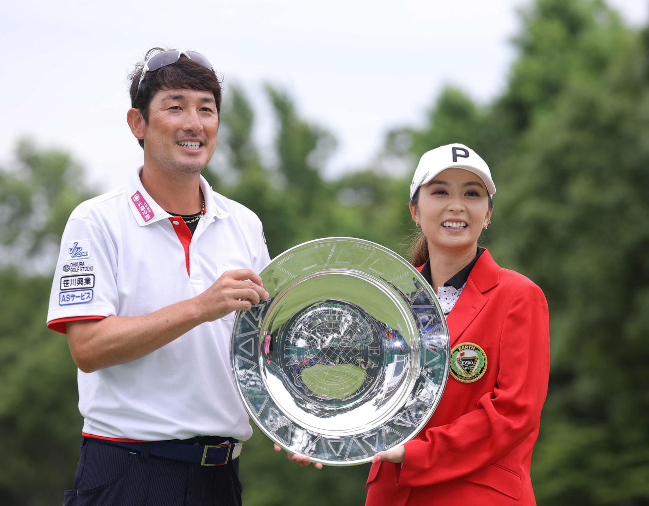 アース・モンダミンカップ最終日　夫の新岡隆三郎キャディー（左）と優勝プレートを手に写真に納まる菊地絵理香（2021年6月27日撮影）