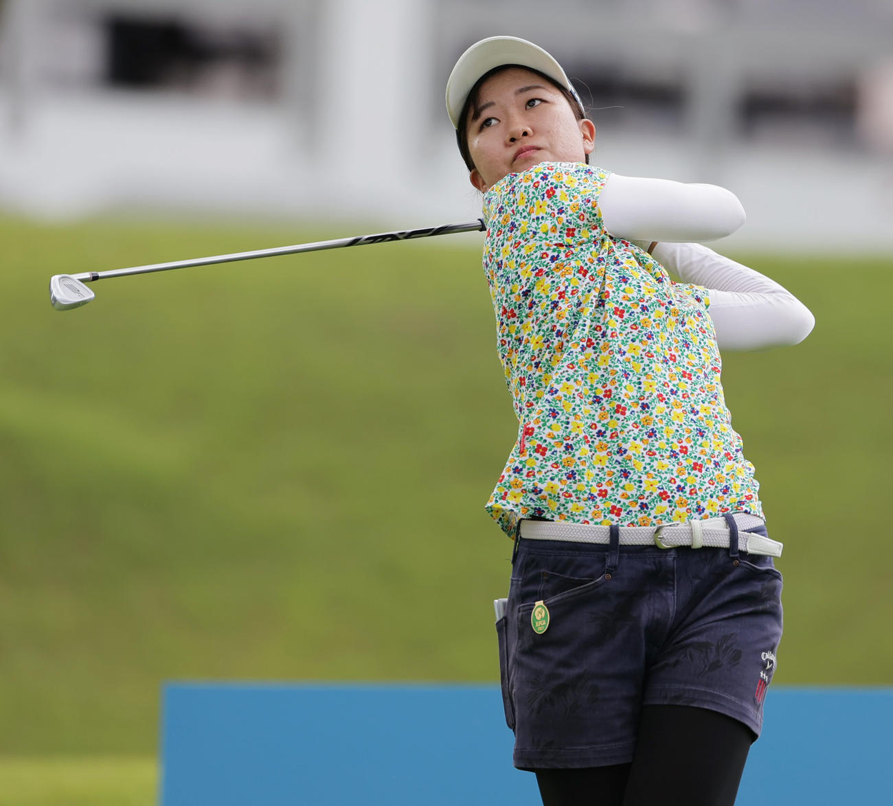 SkyレディースABC杯第1日　16番、ティーショットを放つ新田彩乃（撮影・清水貴仁）