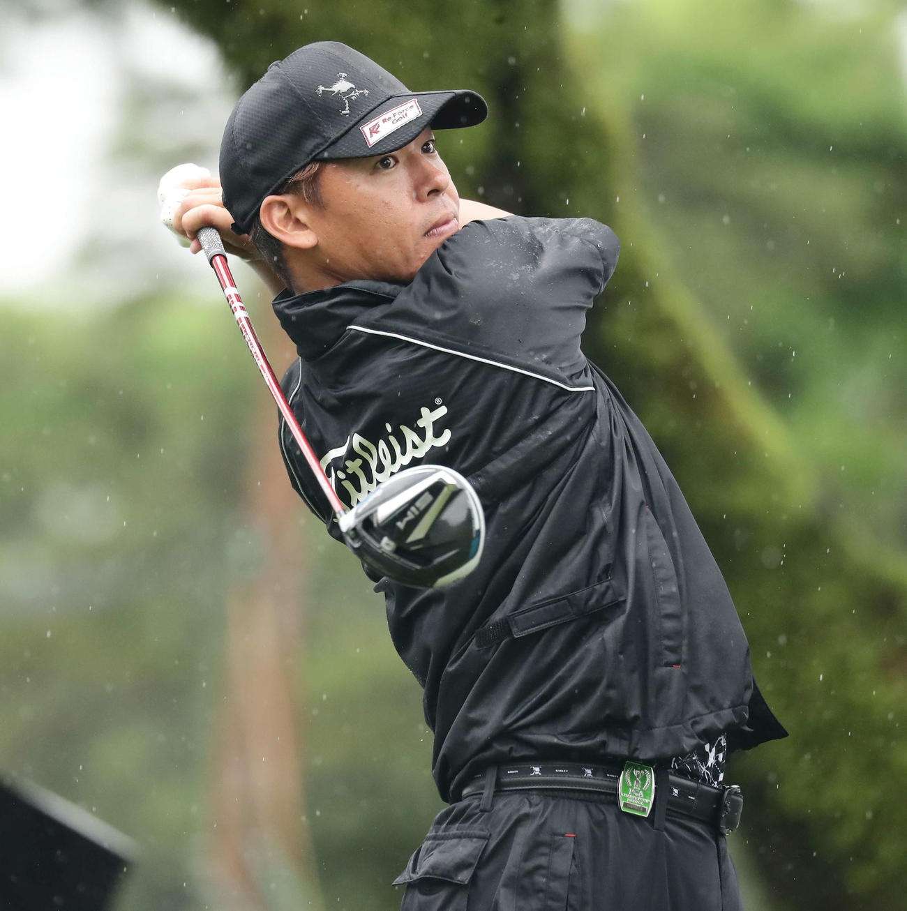 1番、ティーショット放つ木下裕太（撮影・丹羽敏通）