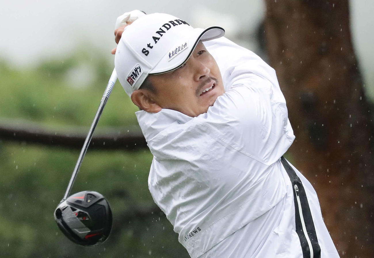 10番、ティーショット放つ岩田寛（撮影・丹羽敏通）