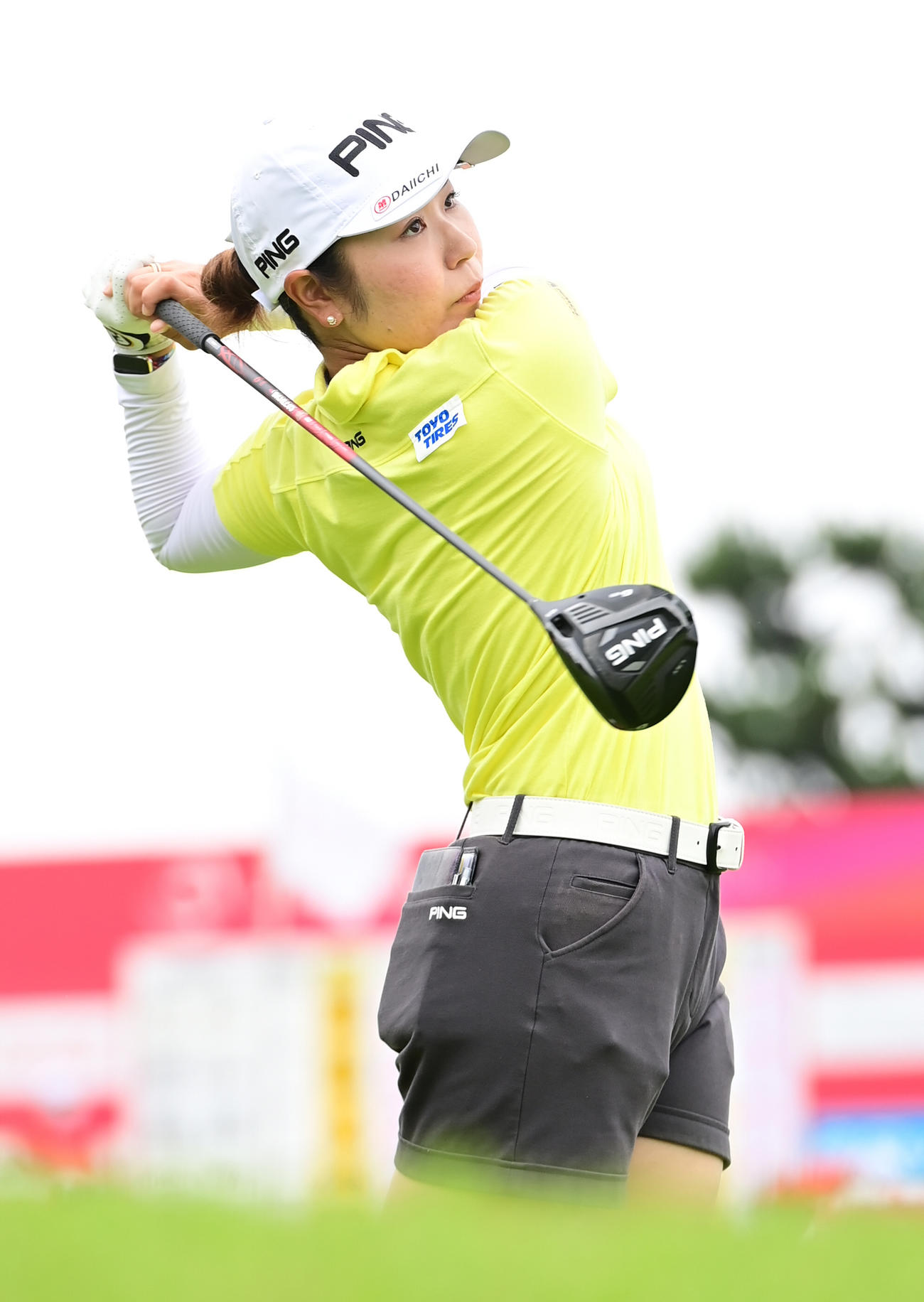 10番、ティーショットを放つ比嘉真美子（撮影・小沢裕）