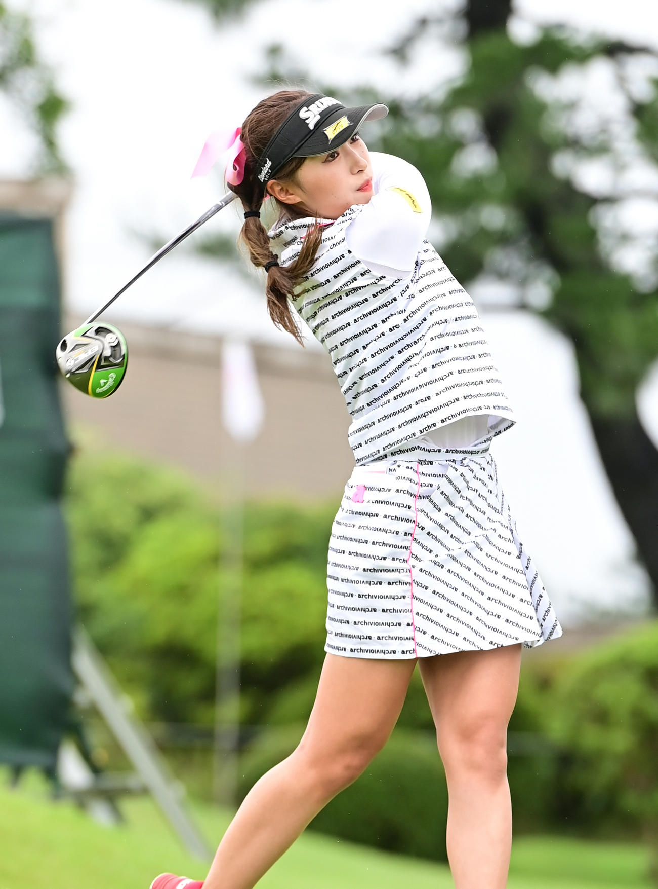 10番、ティーショットを放つ臼井麗香（撮影・小沢裕）