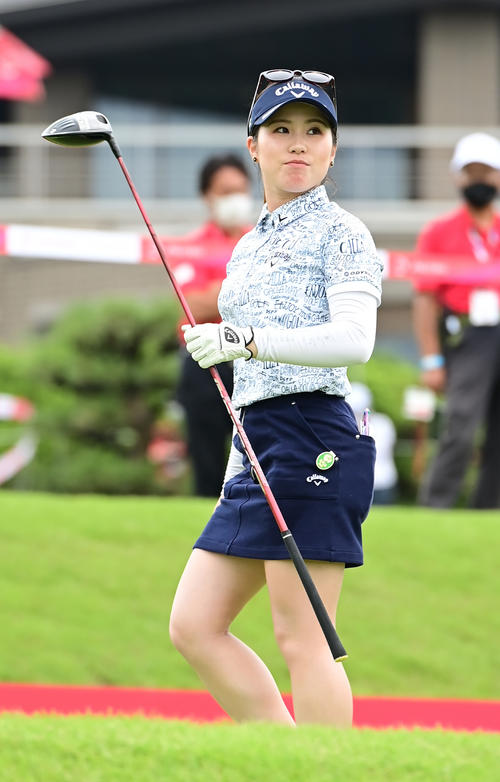 10番、ティーショットを放つ西村優菜（撮影・小沢裕）