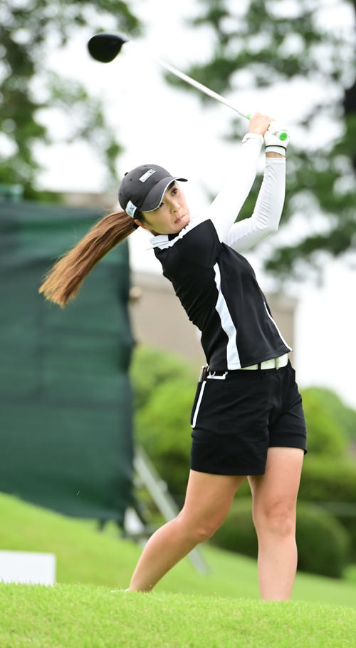 10番、ティーショットを放つ菊地絵理香（撮影・小沢裕）