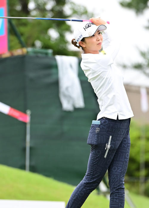 10番、ティーショットを放つ金沢志奈（撮影・小沢裕）