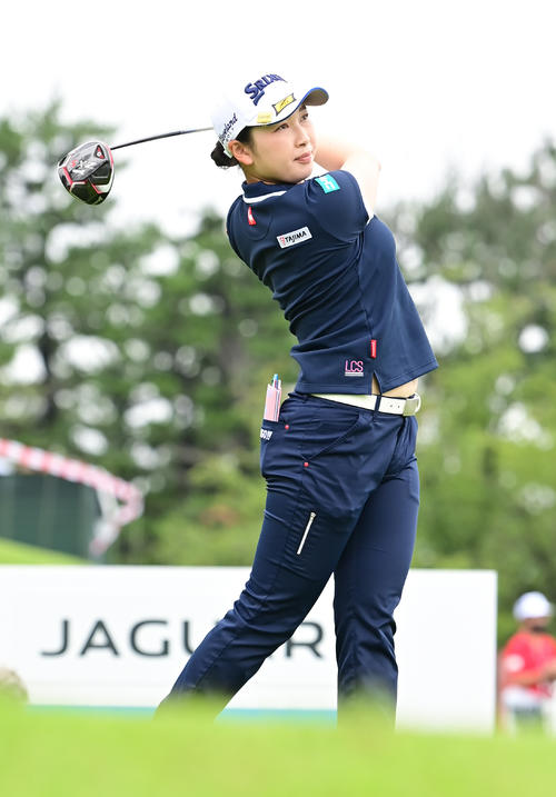 1番、ティーショットを放つ小祝さくら（撮影・小沢裕）