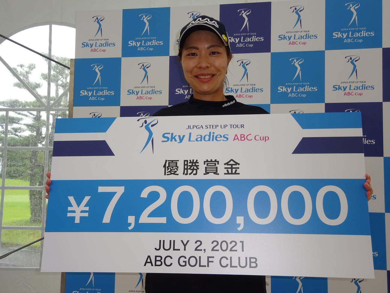 ステップアップツアーで6年ぶりの復活優勝を飾った服部真夕（撮影・加藤裕一）