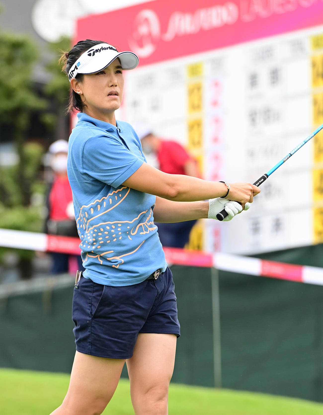 10番、ティーショットを放つ全美貞（撮影・小沢裕）