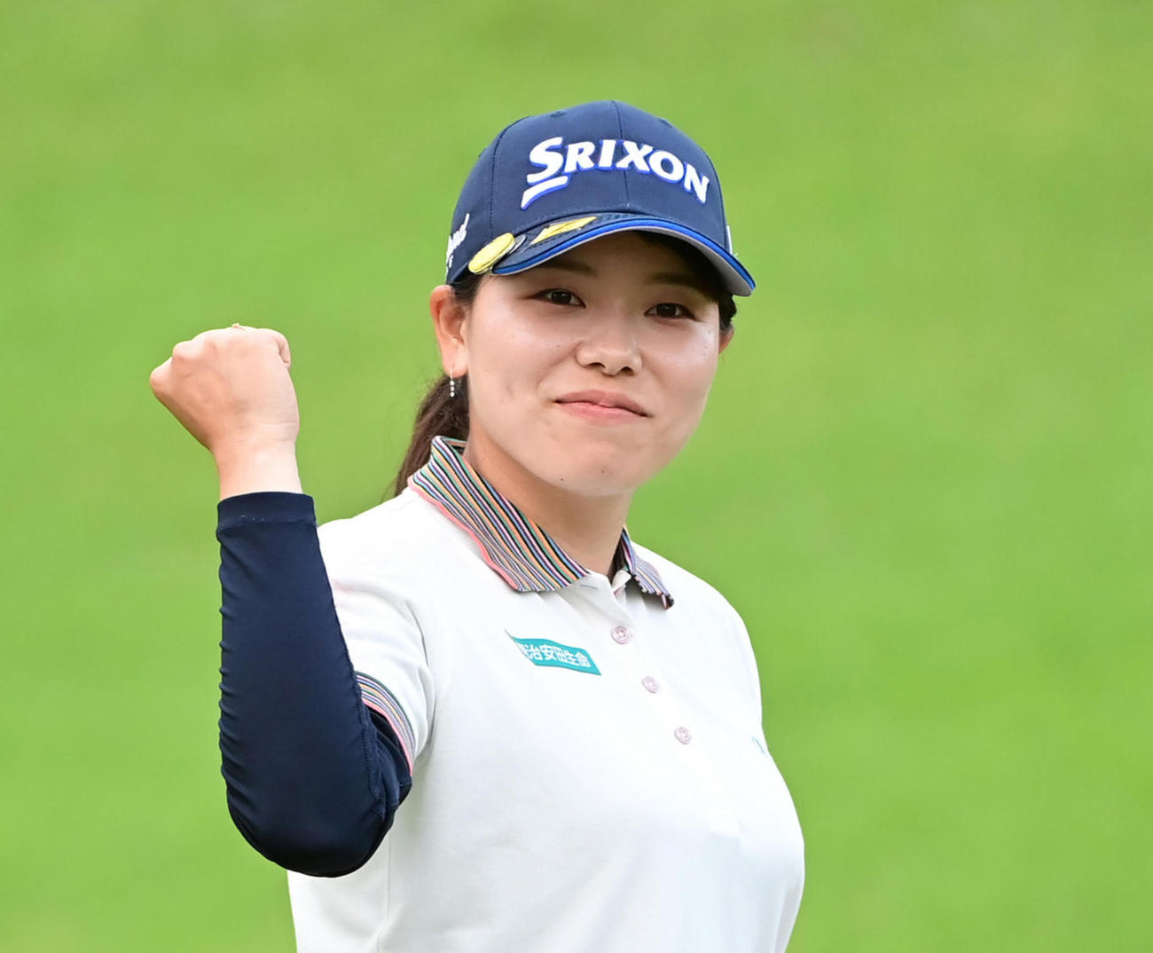 第1日を暫定2位タイで終えた勝みなみはカメラマンに向かってガッツポーズ（撮影・小沢裕）