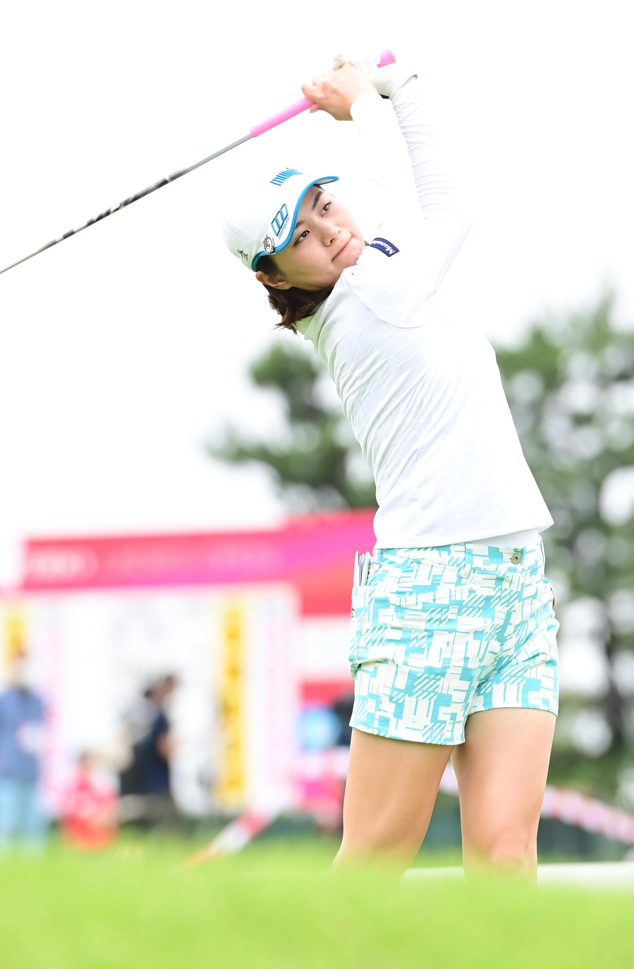 1番、ティーショットを放つ新垣比菜（撮影・小沢裕）