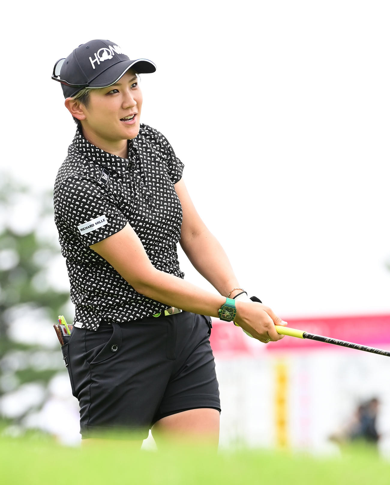 1番、ティーショットを放つ成田美寿々（撮影・小沢裕）