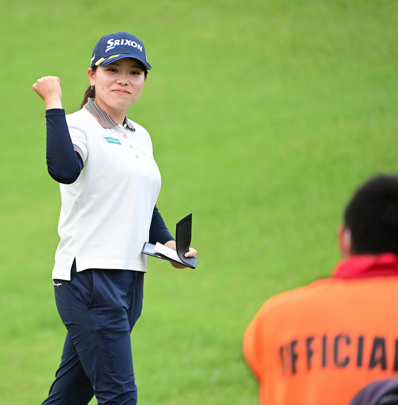 第1日を暫定2位タイで終えた勝みなみはカメラマンに向かってガッツポーズ（撮影・小沢裕）