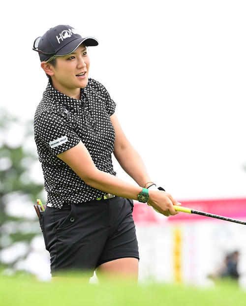 1番、ティーショットを放つ成田美寿々（撮影・小沢裕）