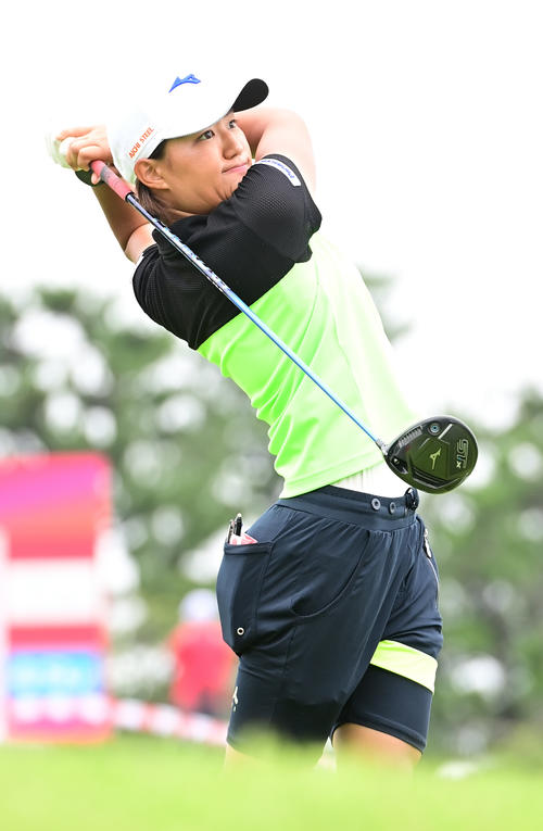 1番、ティーショットを放つ野沢真央（撮影・小沢裕）