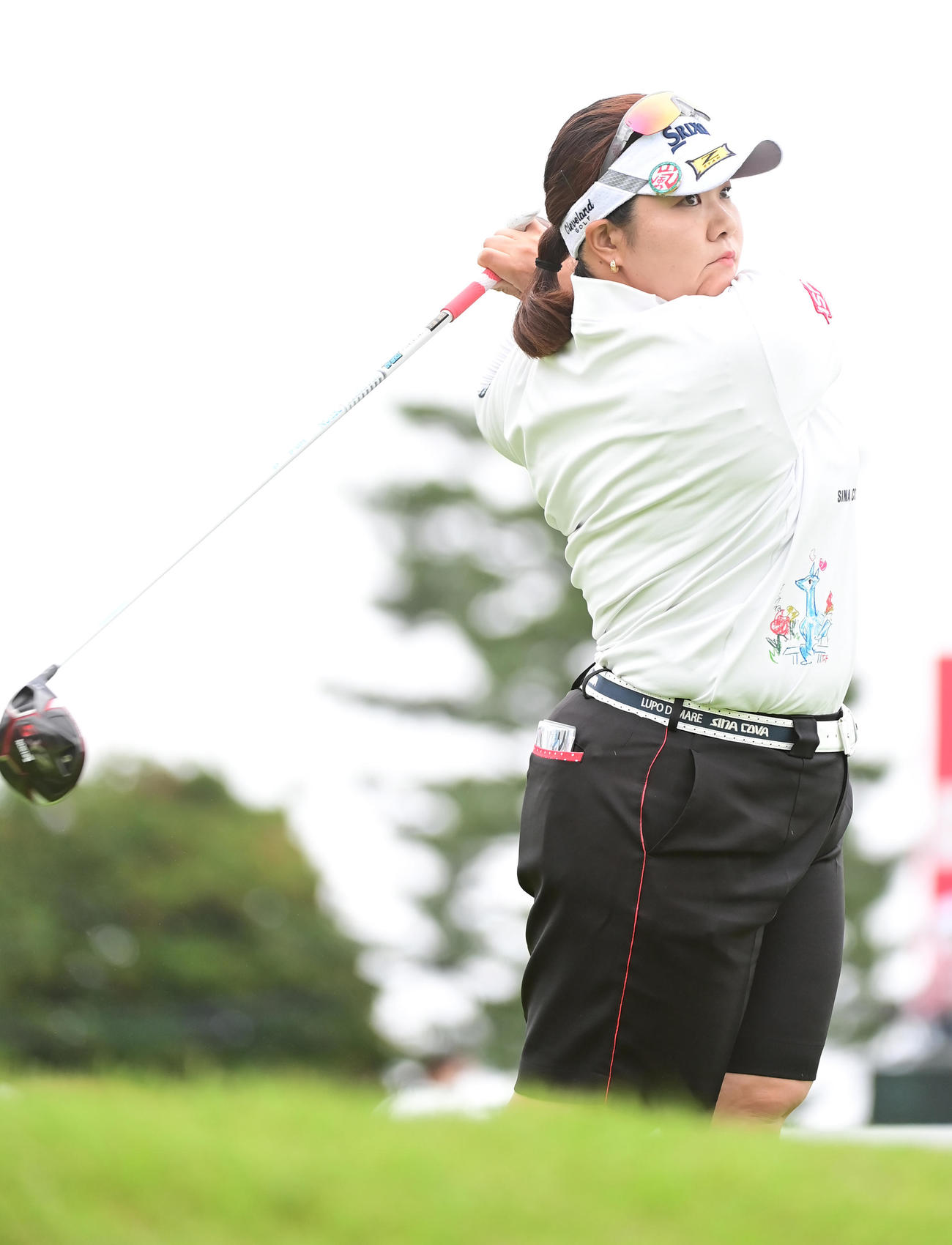 1番、ティーショットを放つ酒井美紀（撮影・小沢裕）
