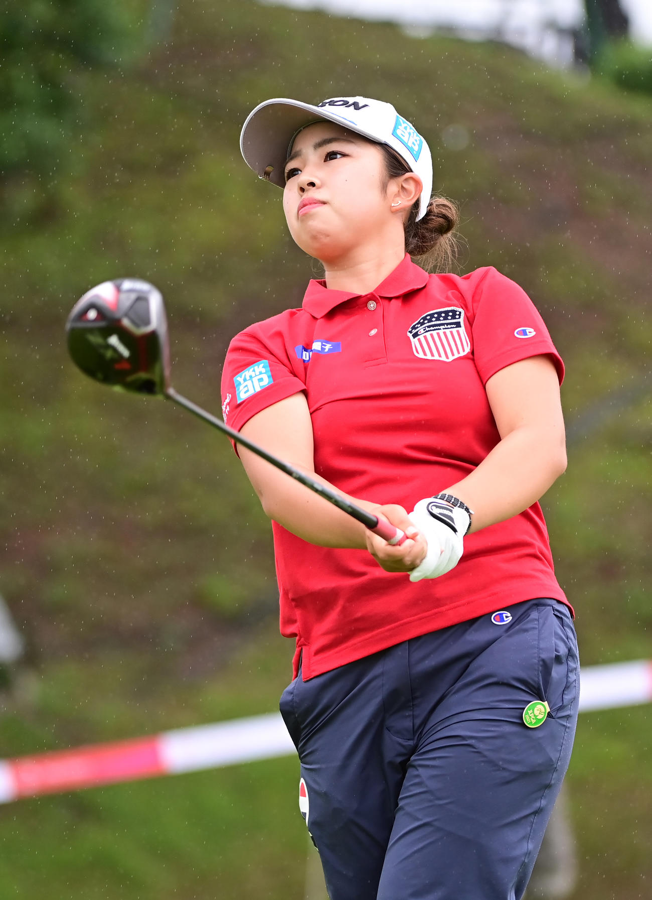 1番、ティーショットを放つ山下（撮影・小沢裕）