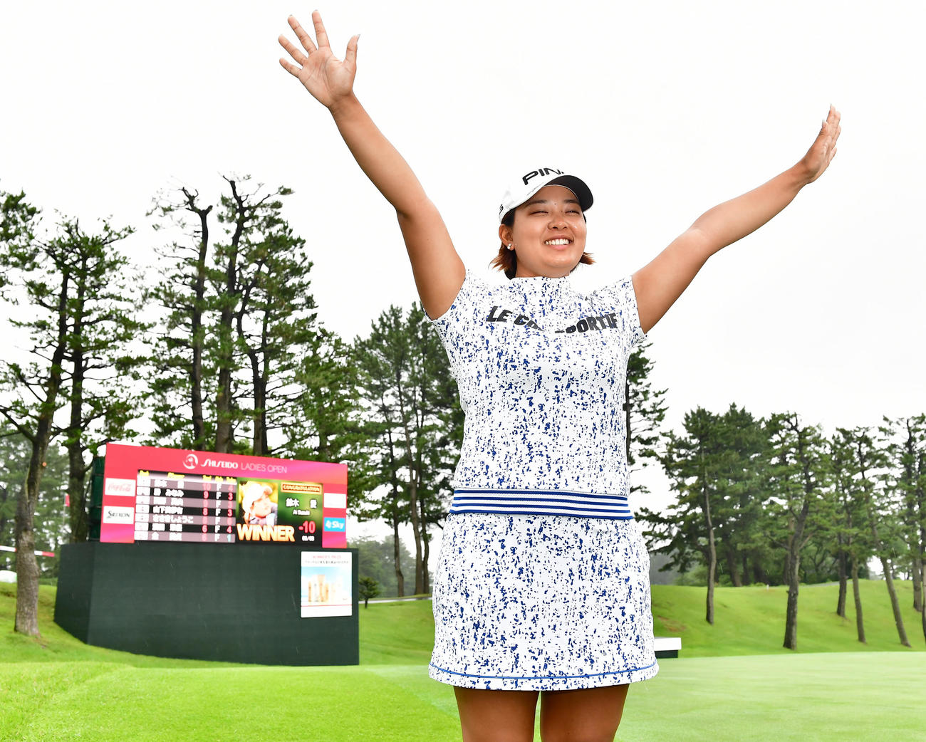 2年ぶりの優勝を決めた鈴木はカメラマンのリクエストに応えてバンザイする（撮影・小沢裕）