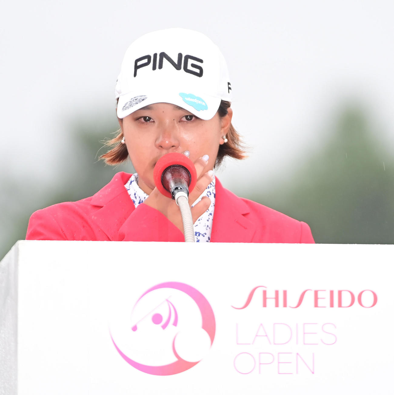 優勝スピーチで感極まる鈴木（撮影・小沢裕）