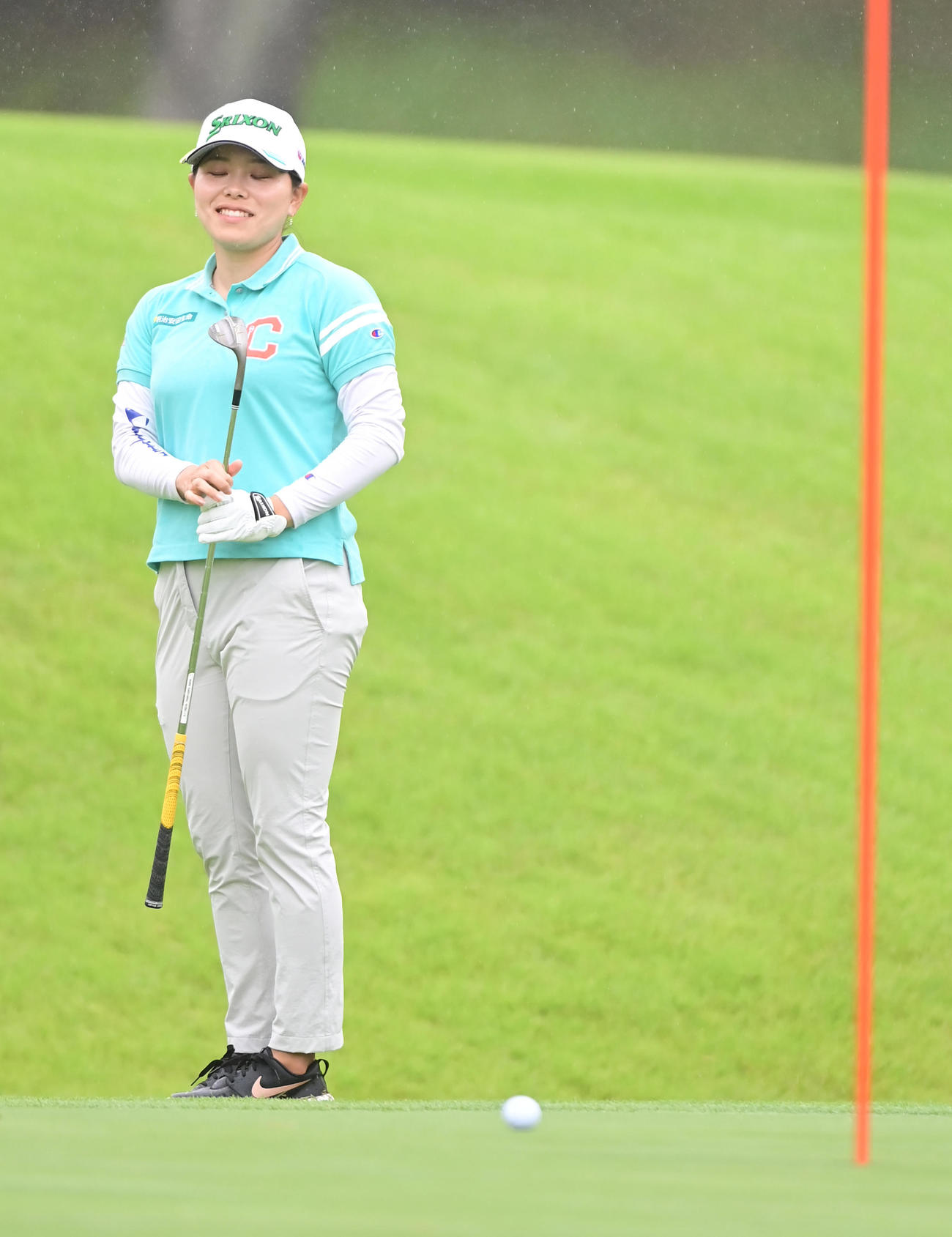 9番、グリーンエッジからのバーディートライを逃しがっくりする勝（撮影・小沢裕）