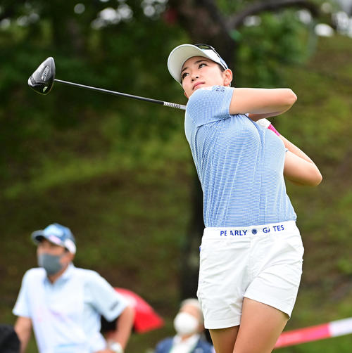 1番、ティーショットを放つ原英莉花（撮影・小沢裕）
