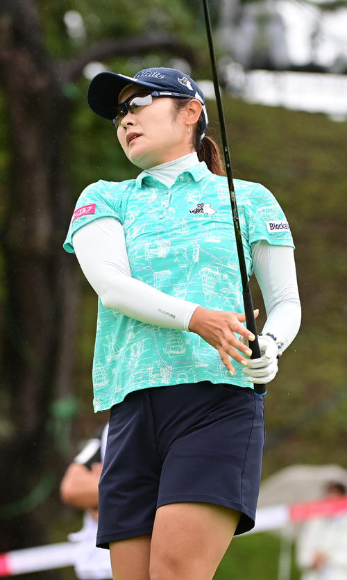 1番、ティーショットを放つ藤田（撮影・小沢裕）