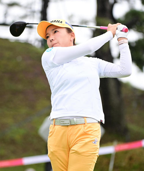 1番、ティーショットを放つ有村（撮影・小沢裕）