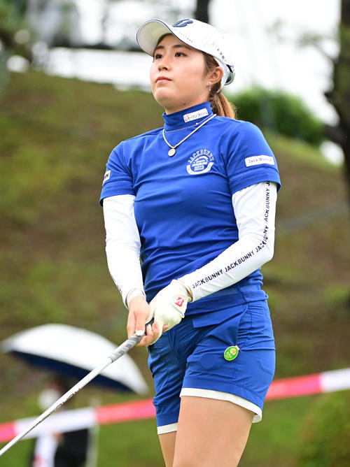 1番、ティーショットを放つ大里（撮影・小沢裕）