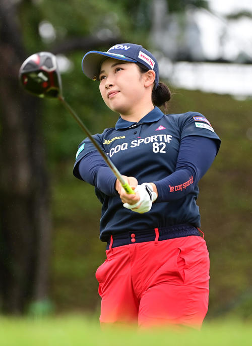 1番、ティーショットを放つ小祝（撮影・小沢裕）