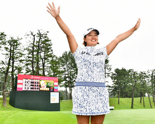 2年ぶりの優勝を決めた鈴木はカメラマンのリクエストに応えてバンザイする（撮影・小沢裕）