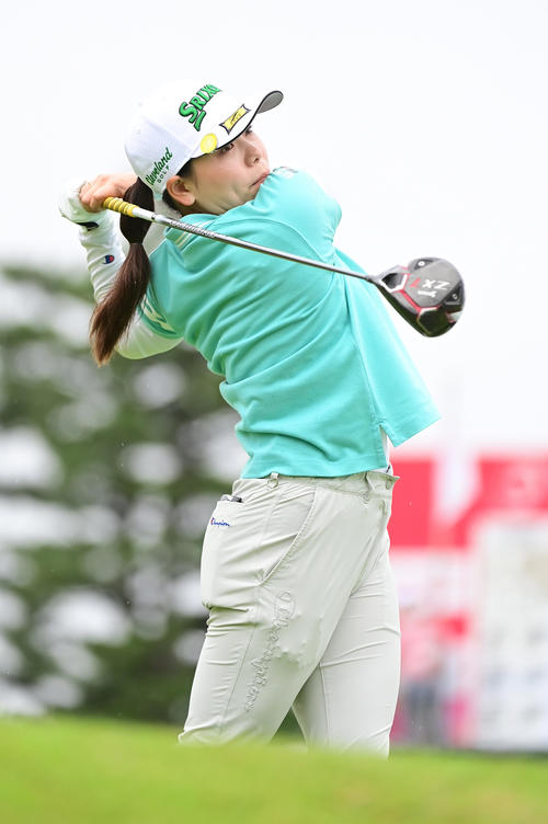 1番、ティーショットを放つ勝（撮影・小沢裕）
