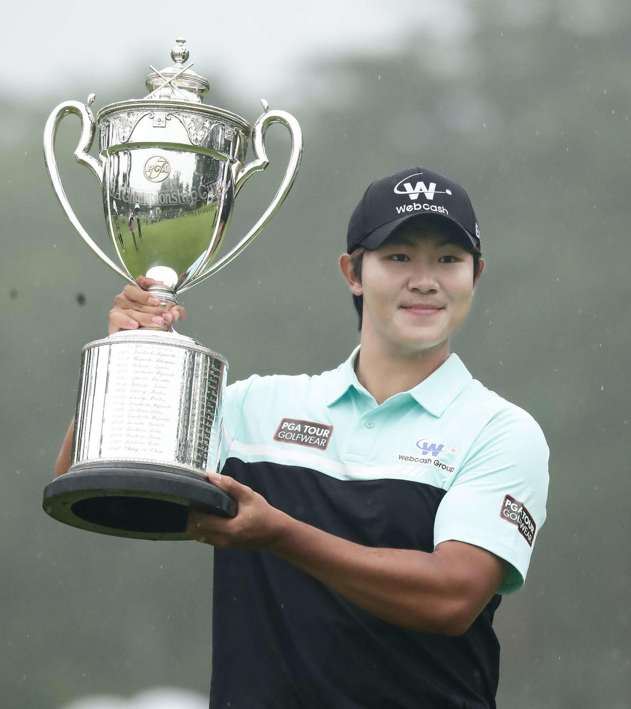 優勝杯を掲げるキム・ソンヒョン（撮影・丹羽敏通）