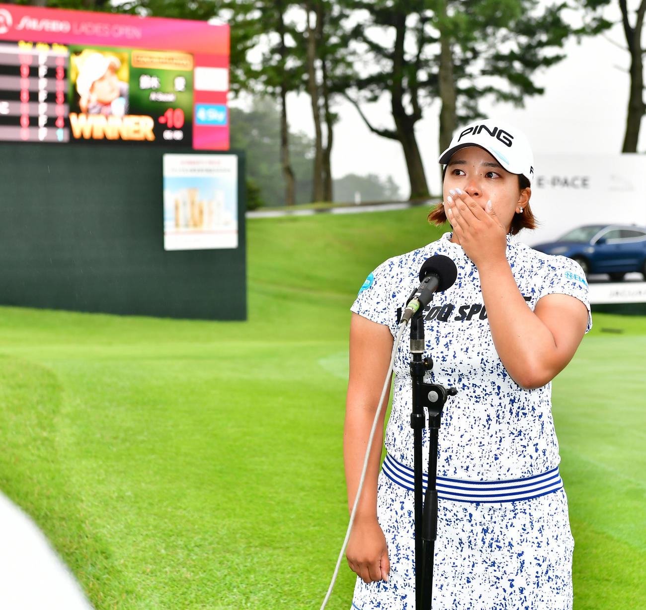 2年ぶりの優勝を決めた鈴木はインタビューで感極まる（撮影・小沢裕）