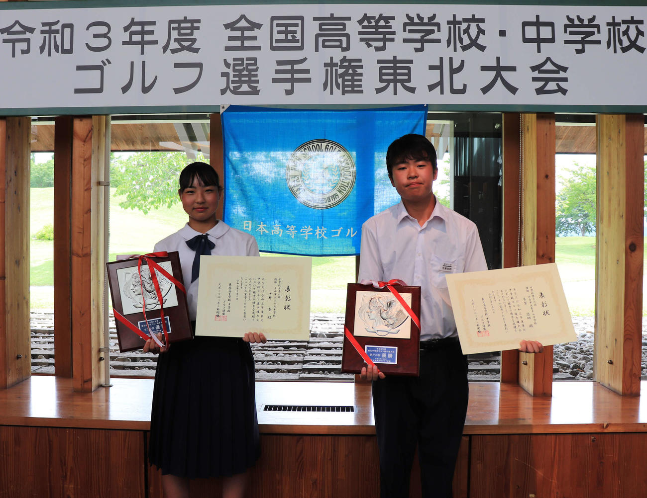 全国中学選手権個人の部東北予選で優勝した芳賀悠翔（右）と中野杏