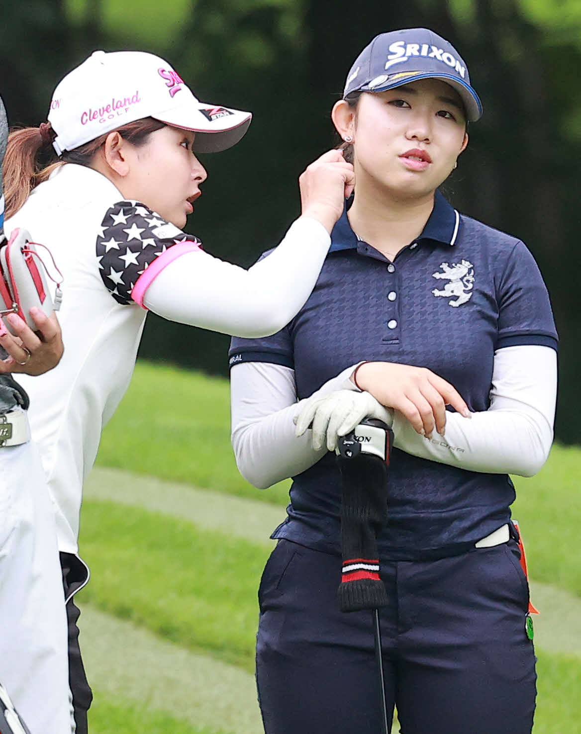 練習ラウンドの18番、山戸（左）からピアスを触られる内田（撮影・浅見桂子）