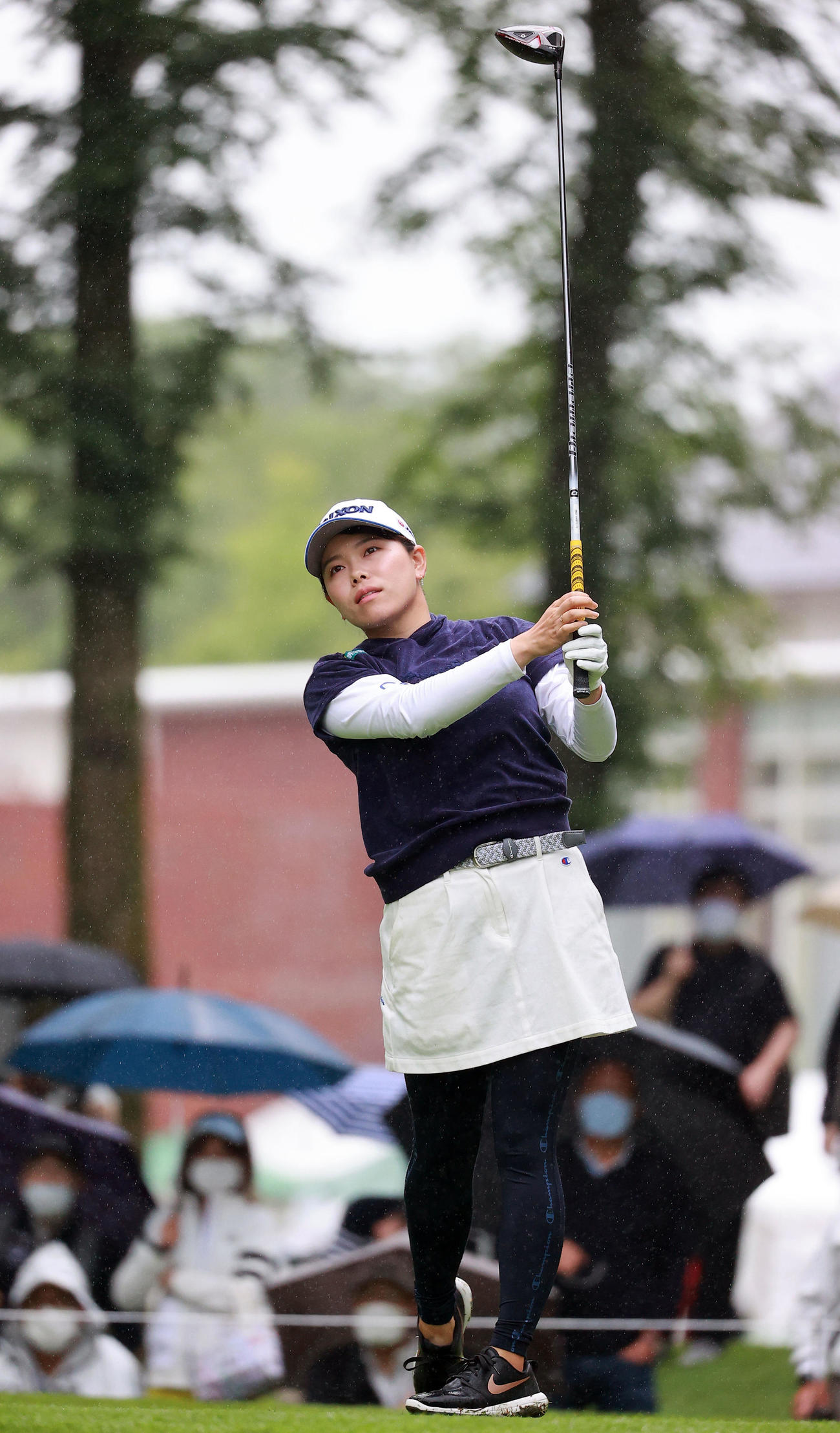 10番、ティーショットを放つ勝（撮影・浅見桂子）