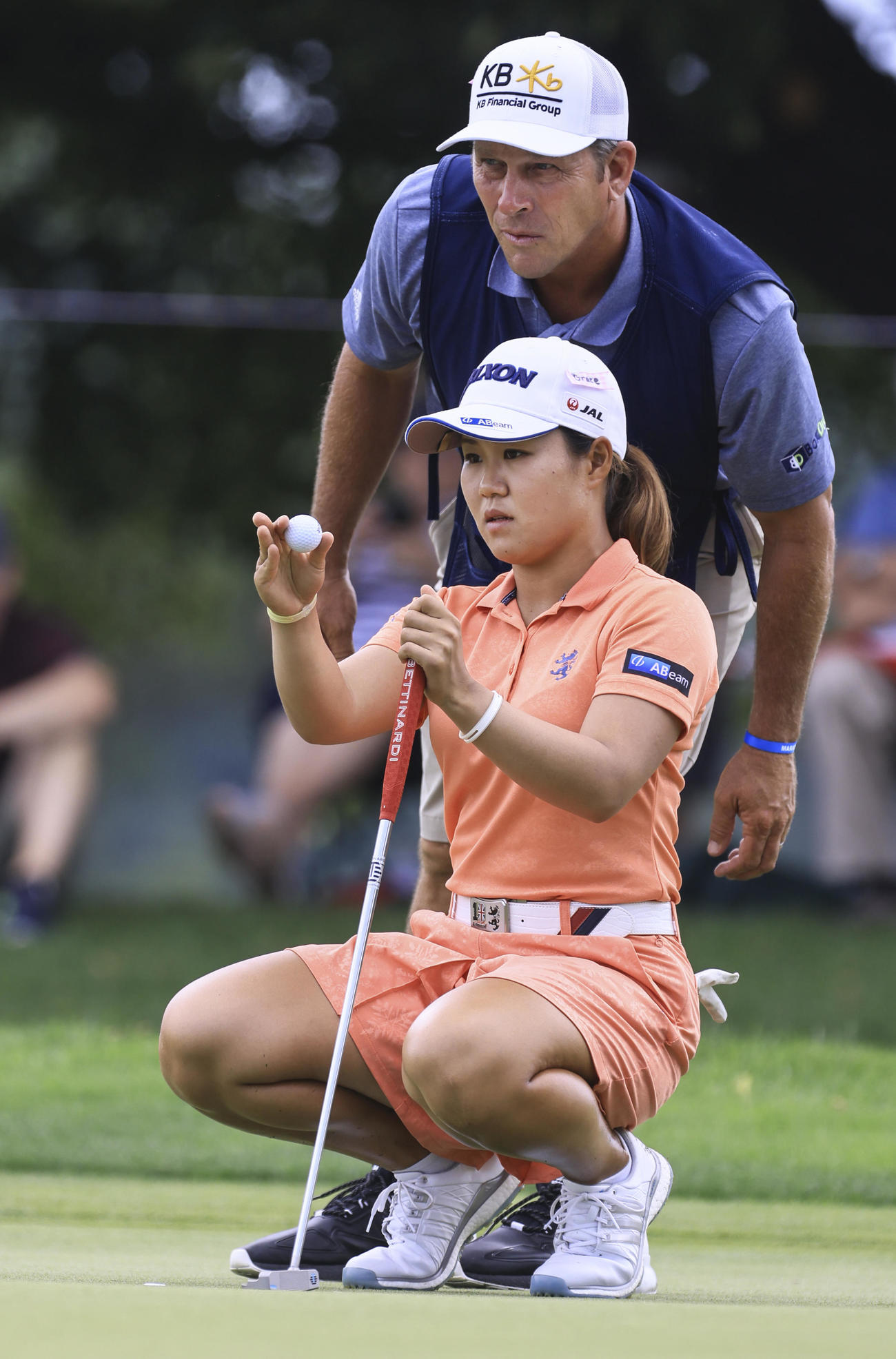 9番、ラインを読む畑岡（AP）