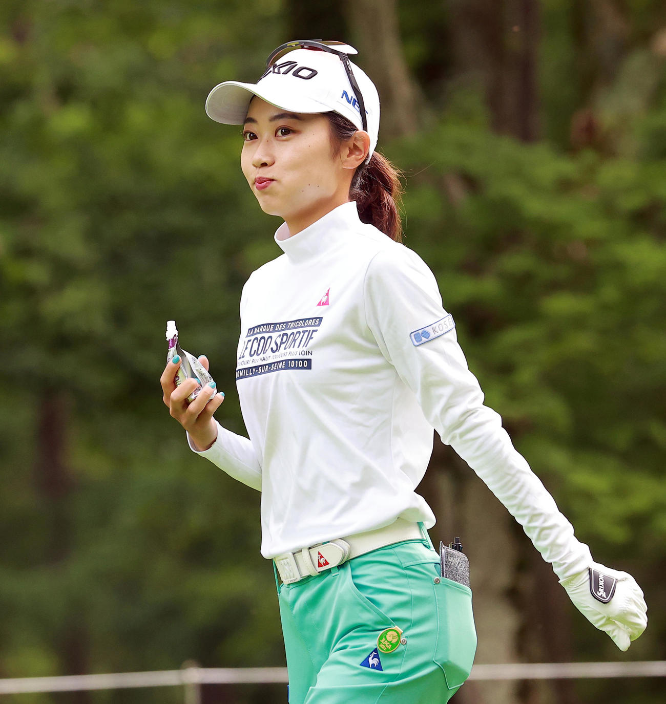 2番、ティーショット後、ゼリードリンクを手に笑みを浮かべる安田祐（撮影・浅見桂子）