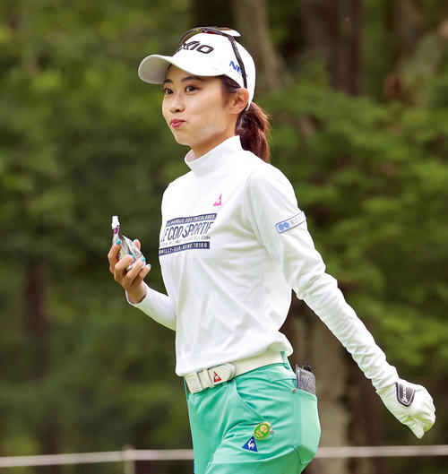 2番、ティーショット後、ゼリードリンクを手に笑みを浮かべる安田祐（撮影・浅見桂子）