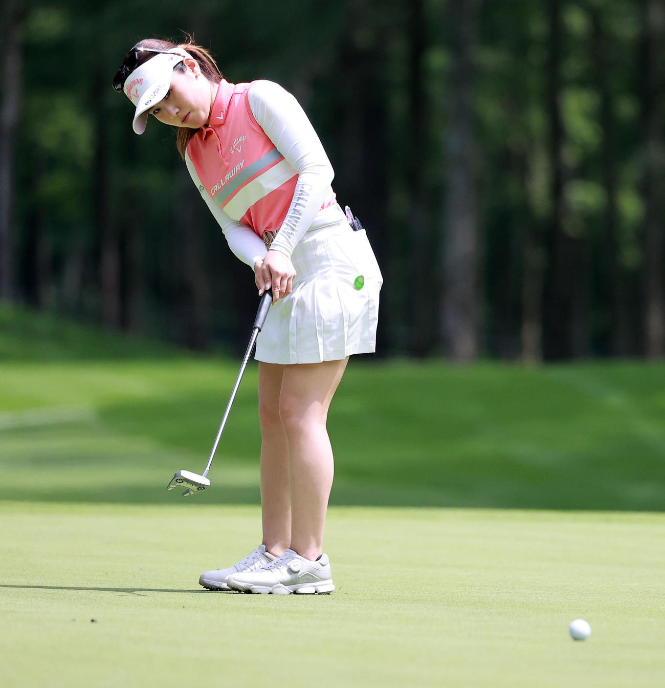 1番、パットを放つ西村（撮影・浅見桂子）