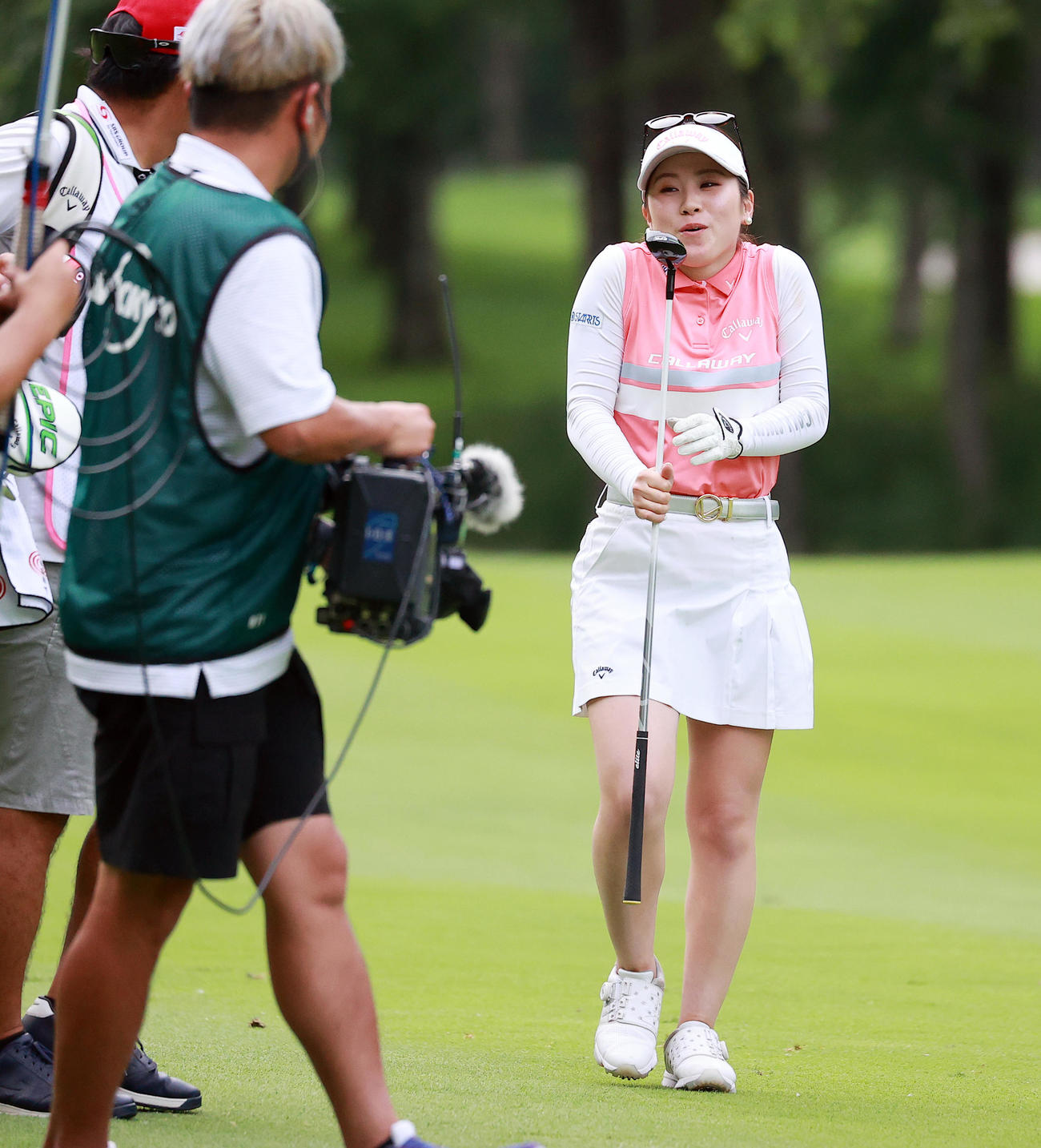 18番、第2打をピンそばにつけ、肩をすくめて笑顔を見せる西村（撮影・浅見桂子）