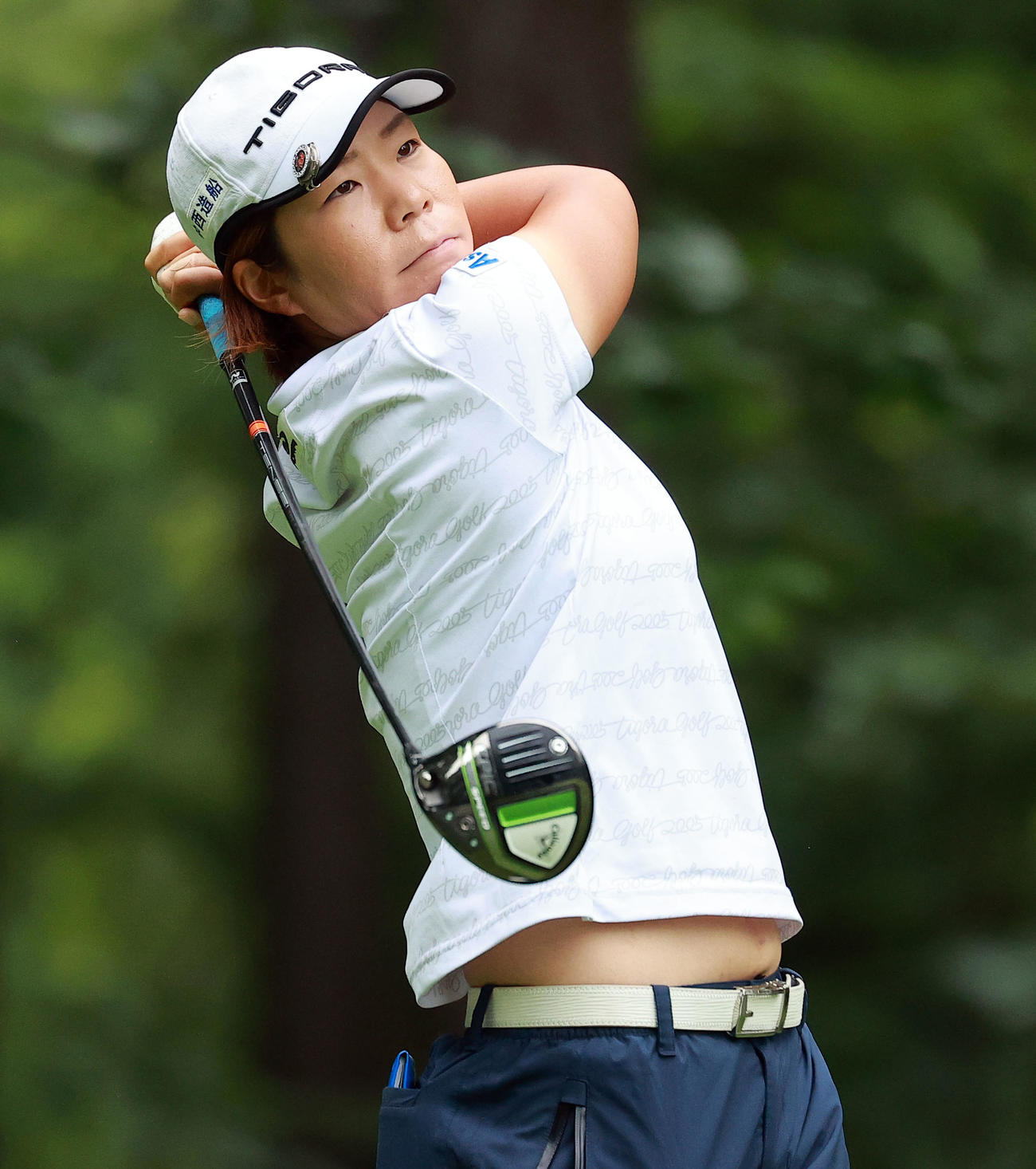 2番、ティーショットを放つ穴井（撮影・浅見桂子）