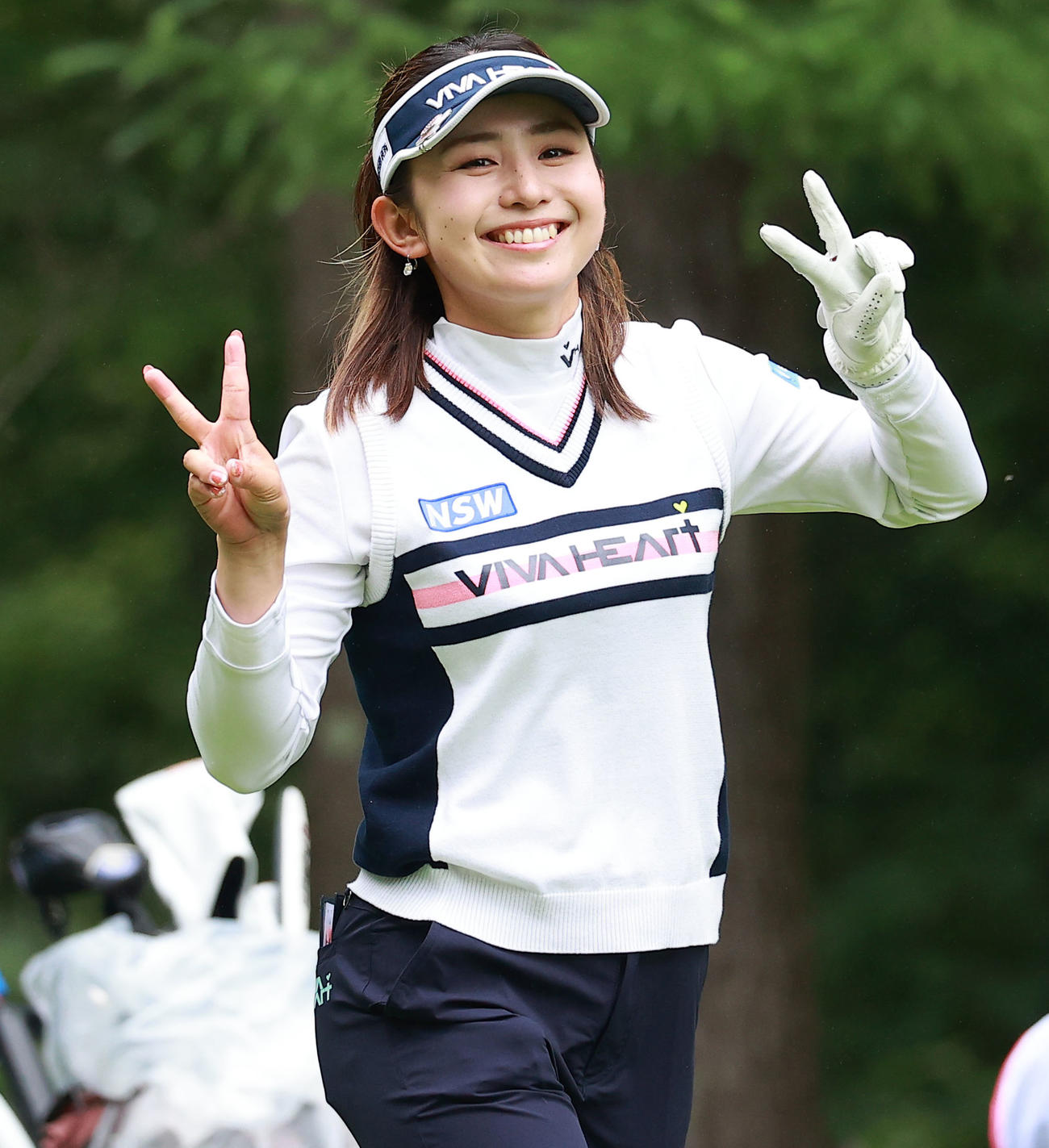 2番、ティーショット後、笑顔でVサインする江沢（撮影・浅見桂子）