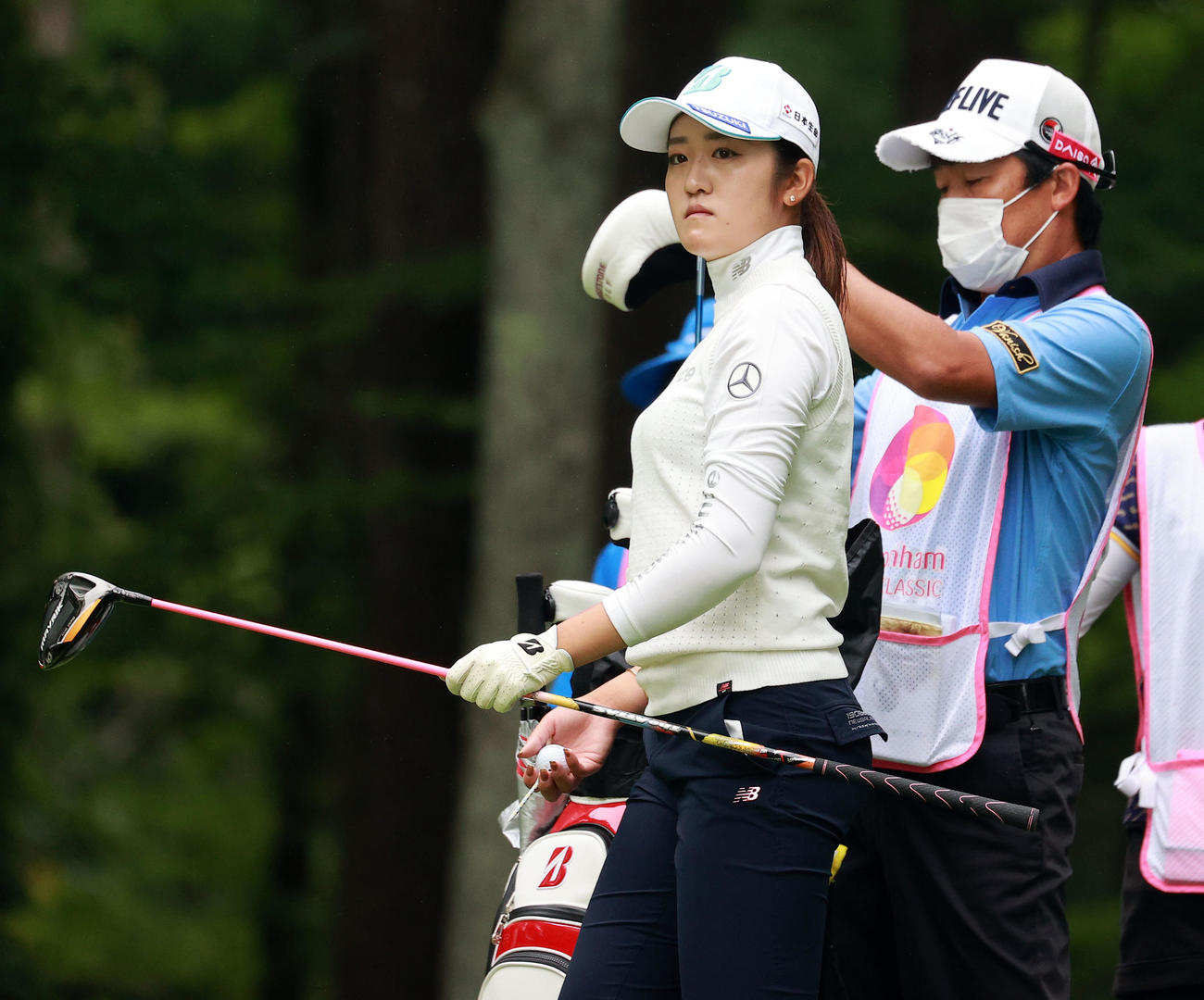2番、ティーに向かう稲見（撮影・浅見桂子）