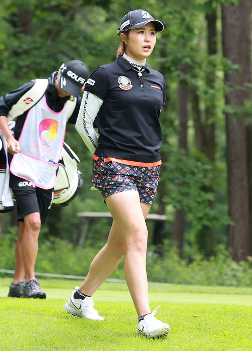 2番、ティーショットを放ち歩き出す大里（撮影・浅見桂子）