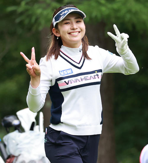 2番、ティーショット後、笑顔でVサインする江沢（撮影・浅見桂子）
