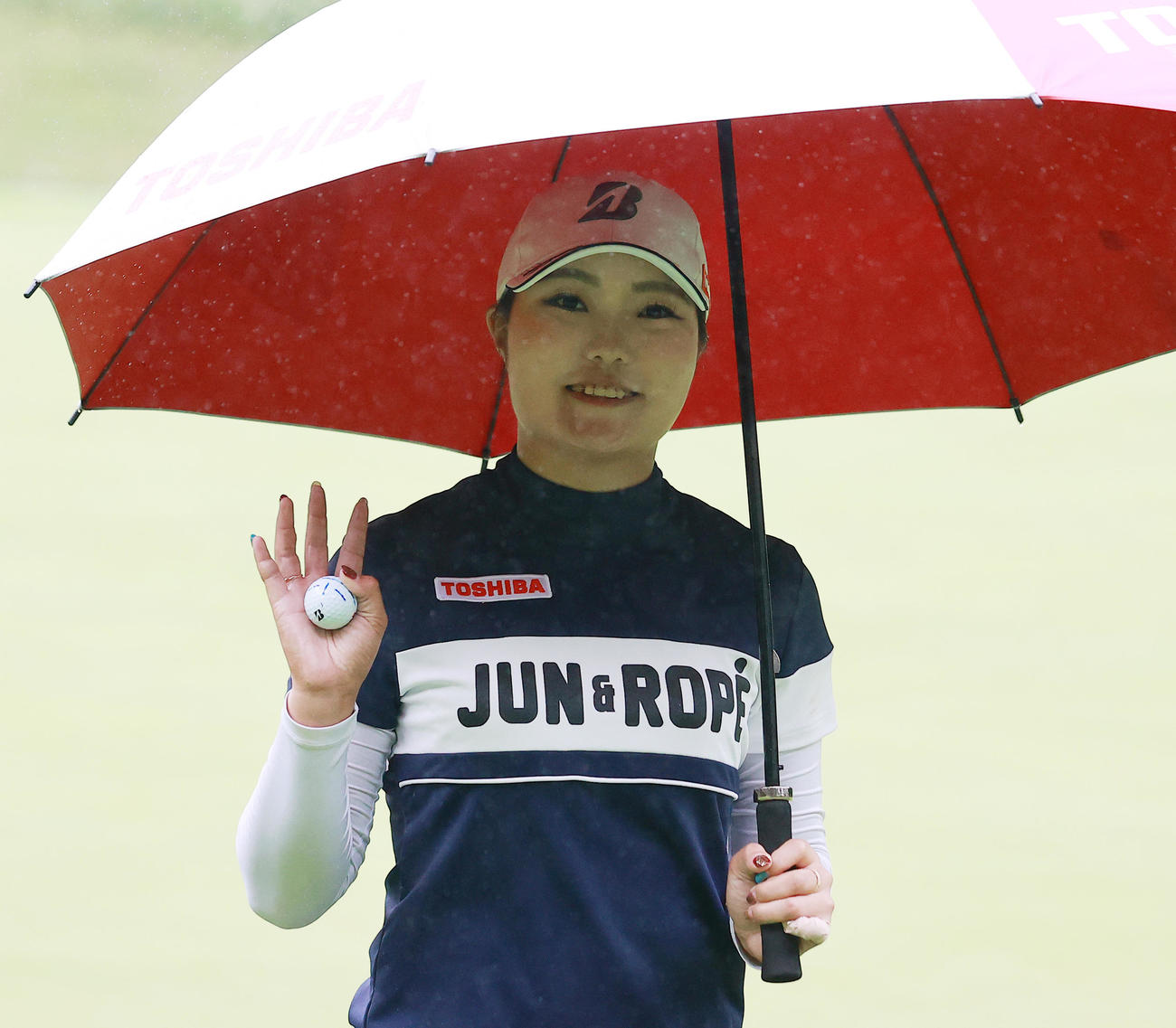 16番を終えて、笑顔で手を振る高橋（撮影・浅見桂子）