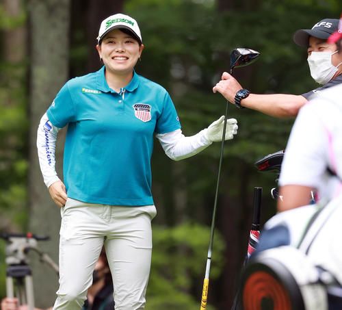 2番、ティーショット後、笑顔の勝（撮影・浅見桂子）